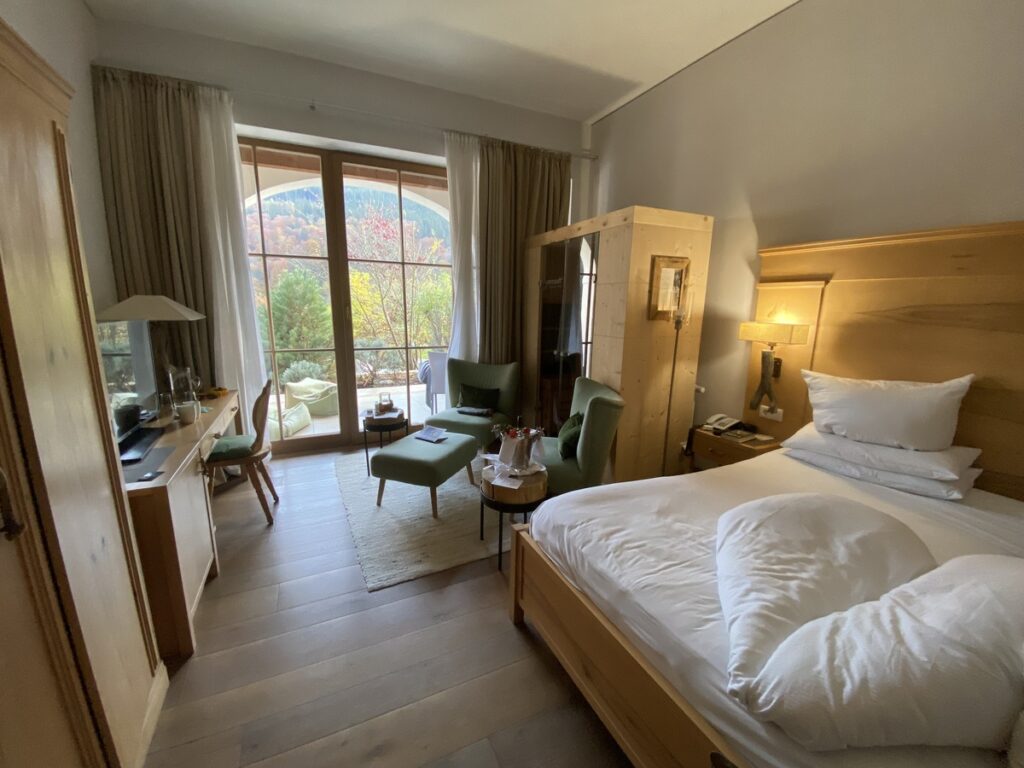 Hotelzimmer im Hotel Rehlegg mit Sauna und Blick auf den Außenpool