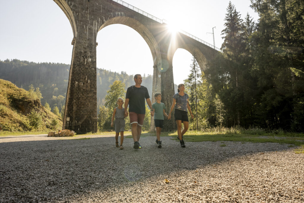 Familien wandert in der Ravennaschlucht
