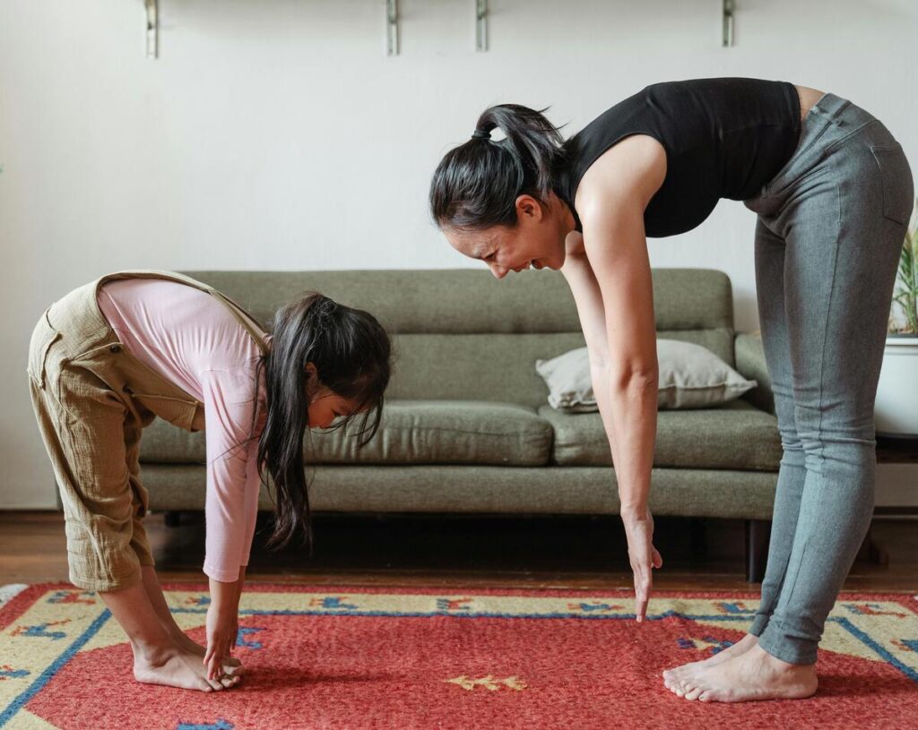 Yoga mit Frau und Kind zu Hause