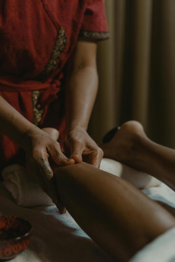 Ayurveda-Therapeutin bei einer Fussmassage