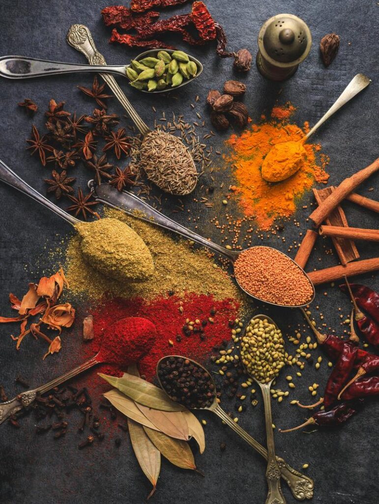 Vielfältige indische Gewürze wie Kurkuma, Massala, Paprika