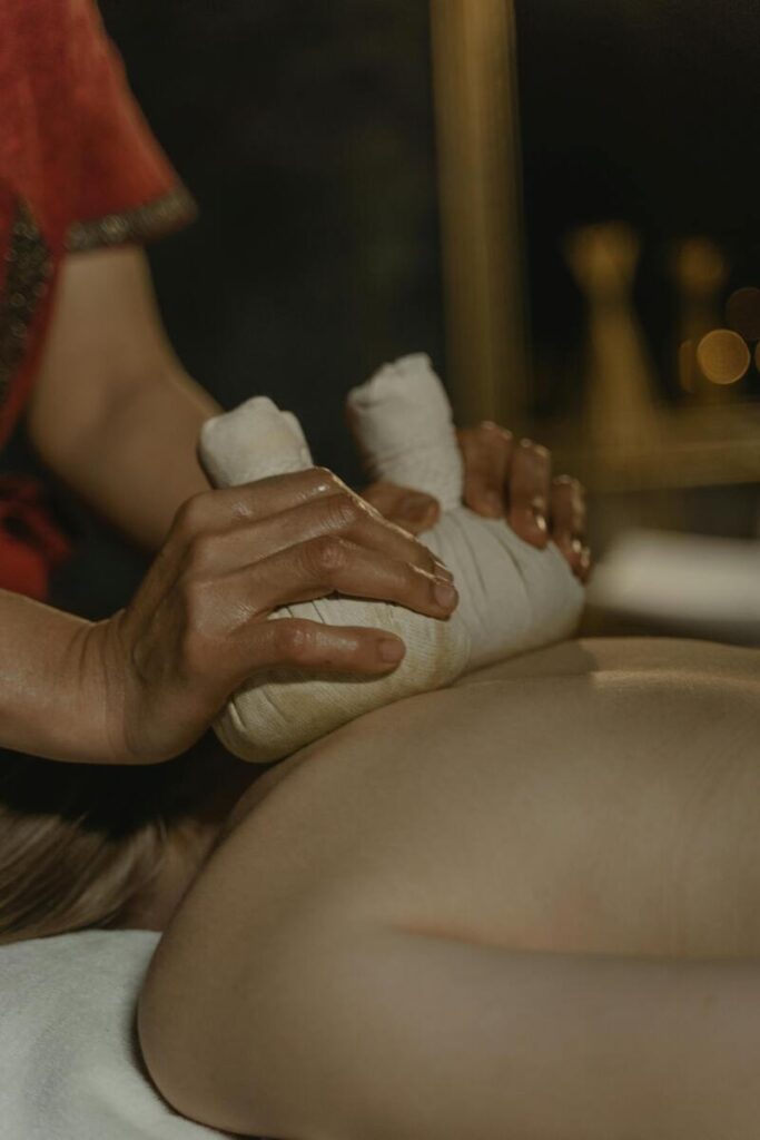 Kräuterstempelmassage während eines Ayurveda-Urlaubs