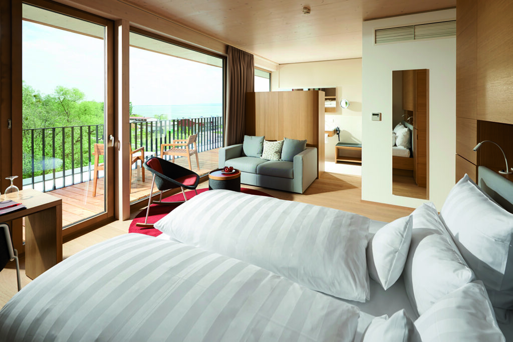 Zimmer mit seitlichem Bodenseeblick