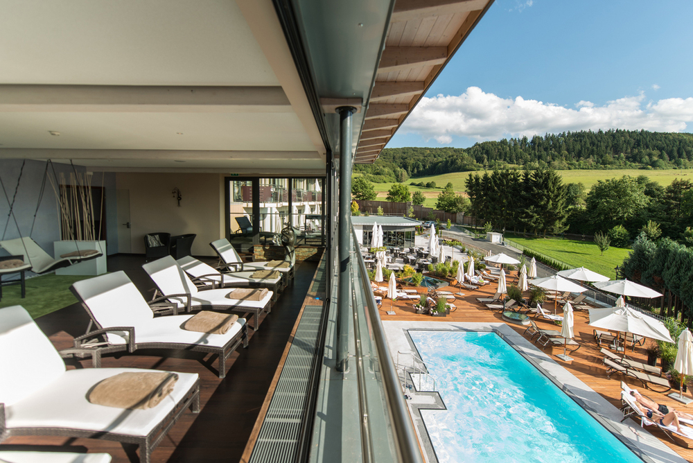 Spa-Bereich mit Ruhezonen und Außenpool 