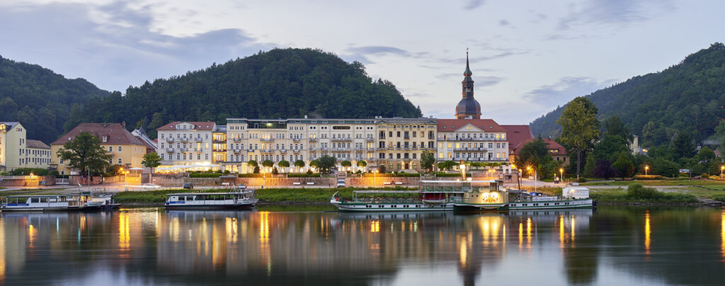 Elbresidenz Bad Schandau von der Elbe aus gesehen