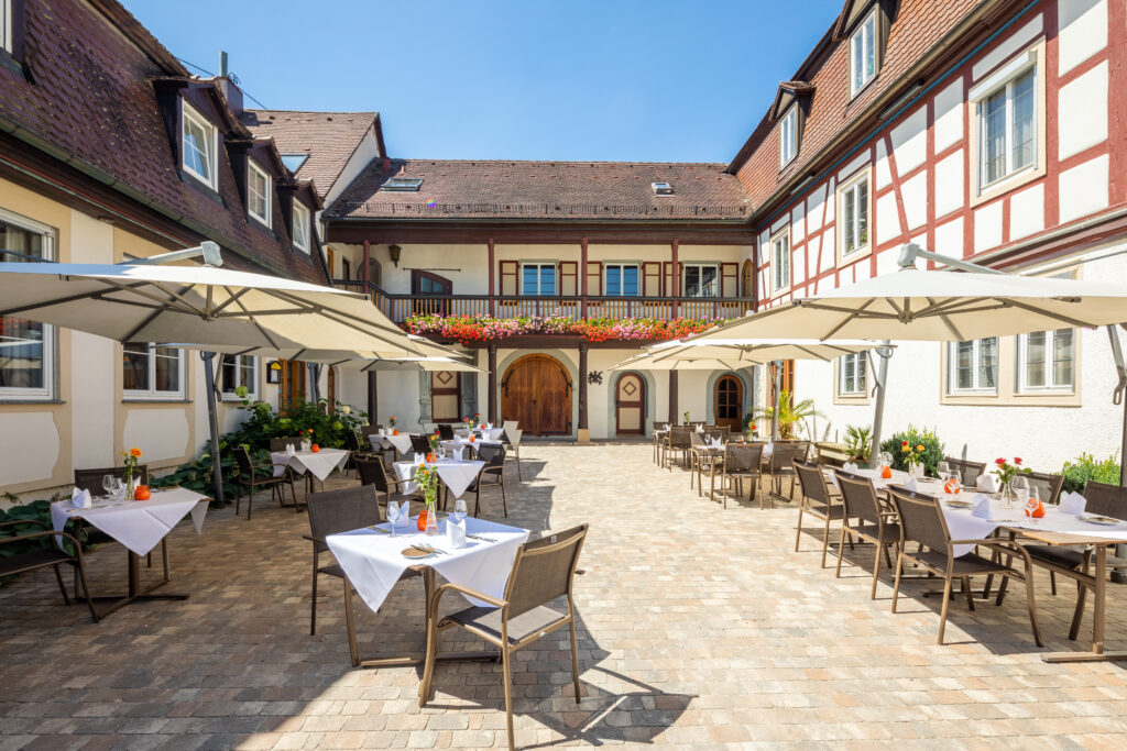 Innenhof im Schlosshotel Döttingen mit gemütlichen Plätzen