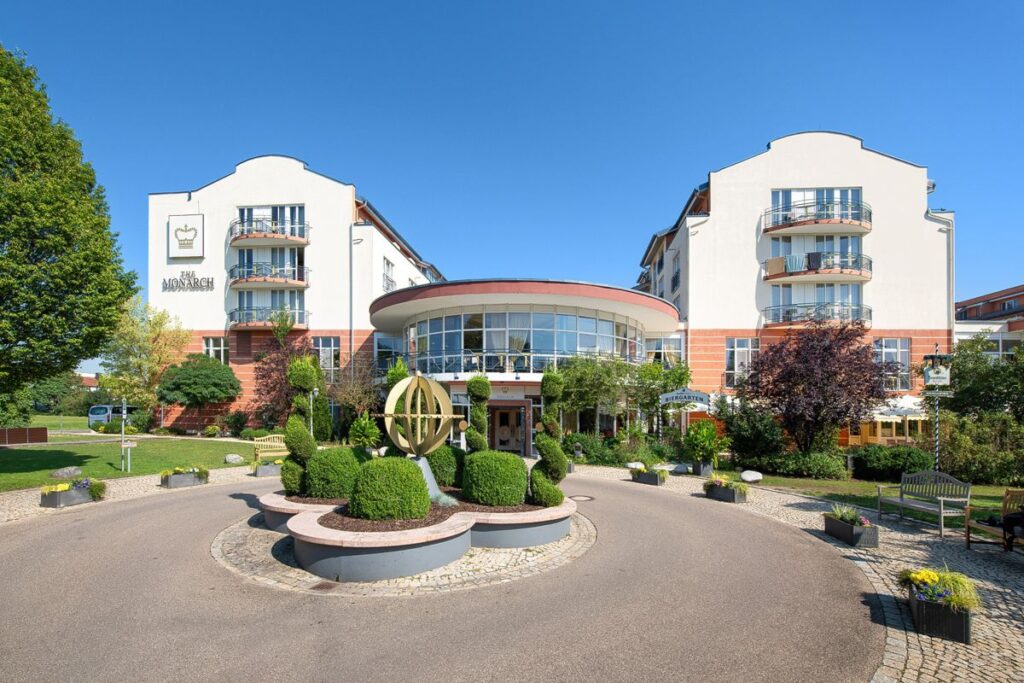 Außenansicht des Hotel Monarch in Bad Gögging