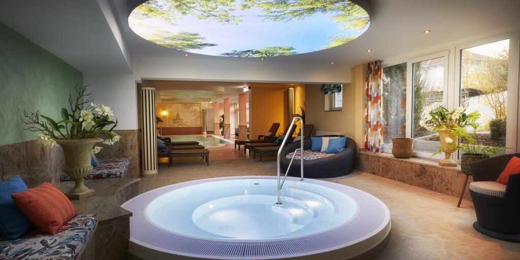 Innenpool und Whirlpool in Göbels Hotel Quellenhof