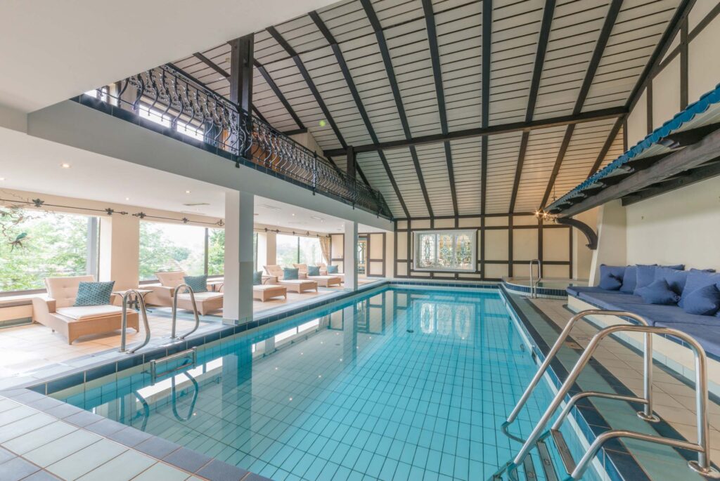 Innenpool mit Ruhezonen im Landhotel Doerr