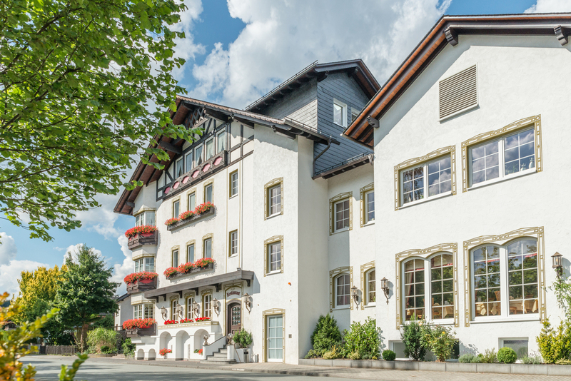 Imposante Außenfassade des Landhotel Doerr in Bad Laasphe