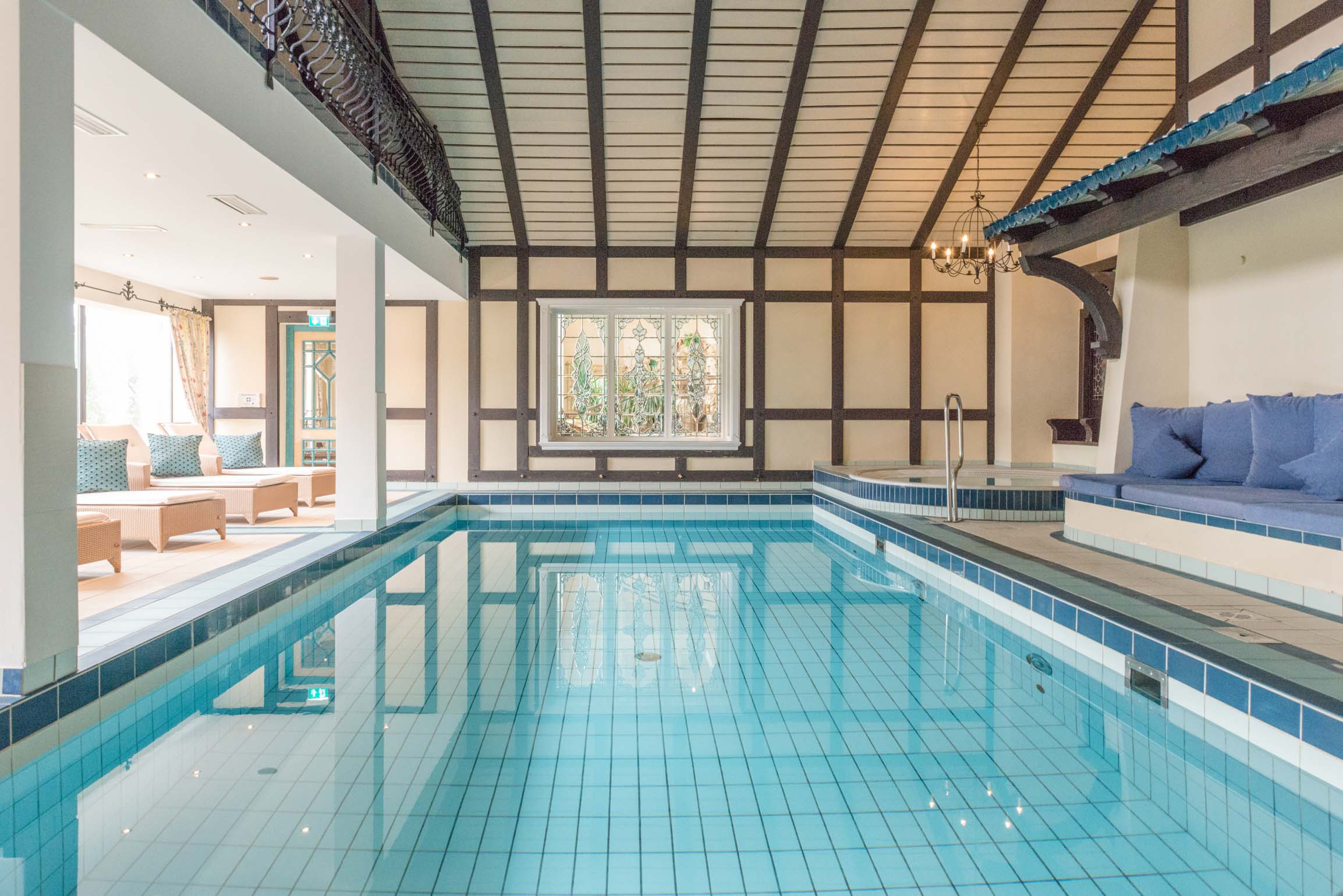 Schwimmbad aus der frontalen Ansicht im Landhotel Doerr