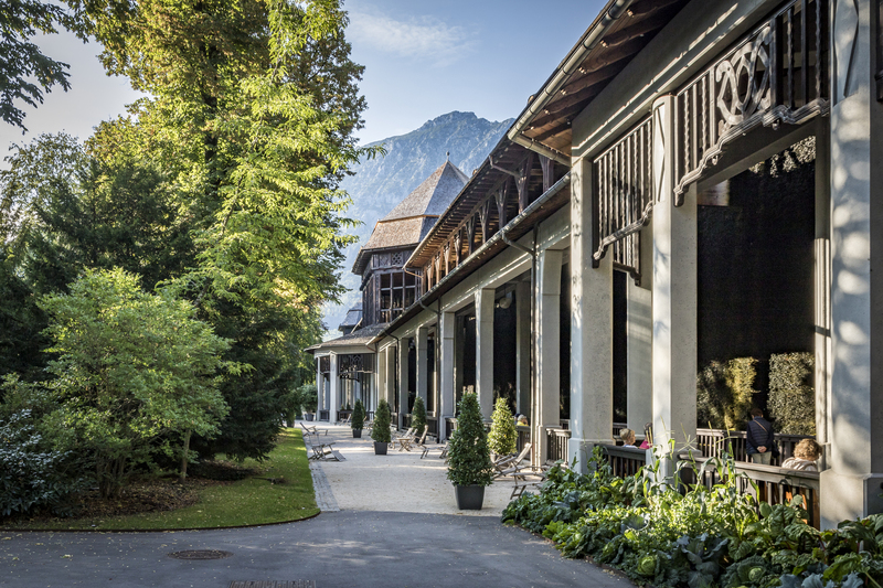 Das Gradierhaus in Bad Reichenhall mit Bergkulisse im Hintergrund
