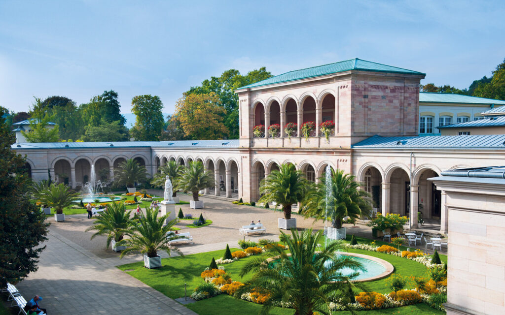 Wahrzeichen in Bad Kissingen, der berühmte Arkadenbau mit Springbrunnen