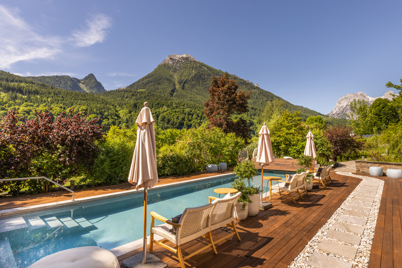 Außenpool des Berghotel Rehlegg, im Hintergrund der große Watzmann