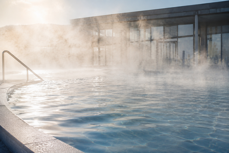 Dampfender Thermalpool im Außenbereich (c) Wellturana