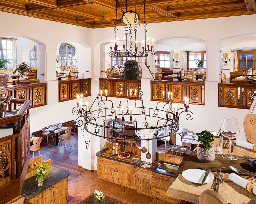 Innenansicht des urigen Frühstücks- und Abendrestaurants im Berghotel Rehlegg