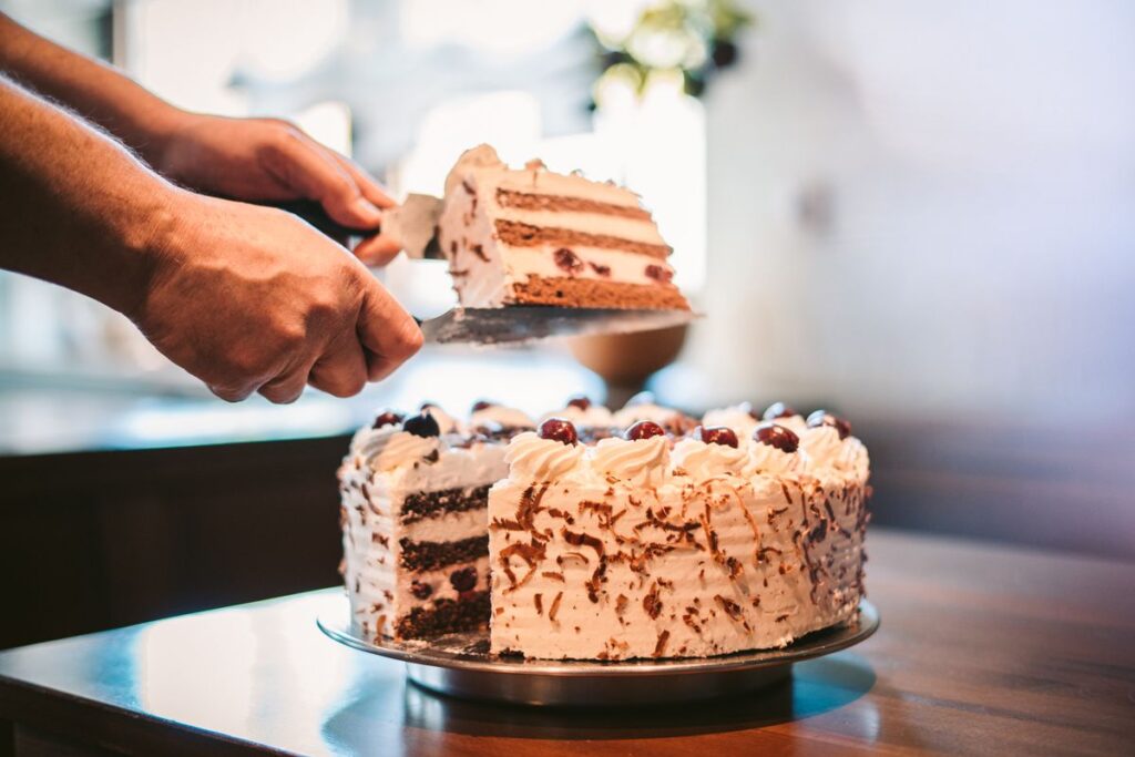 Schwarzwaelder Kirschtorte im Cafe am Eck, Baiersbronn Gourmet