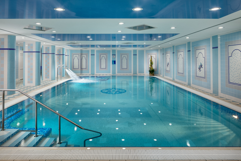 Innenpool im Ensana Hotel Pacifik, hübsch gestaltet in Blau und Weiss