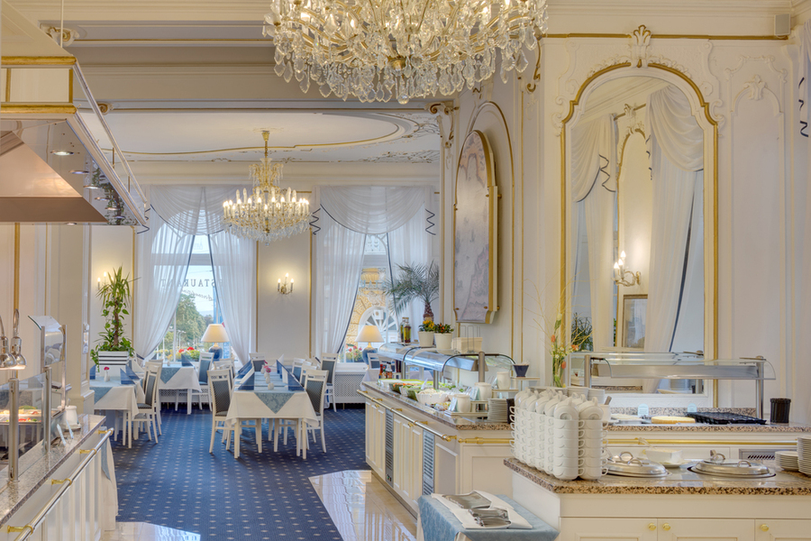 Frühstücksraum im Ensana Hotel Pacifik mit romantischen Kronleuchtern in den Farben Blau und Weiss