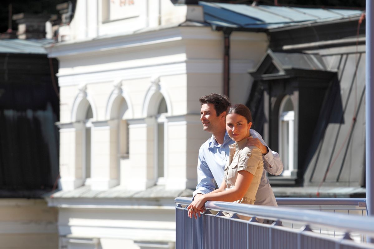 Paar auf Balkon im Maria Spa, Tschechien