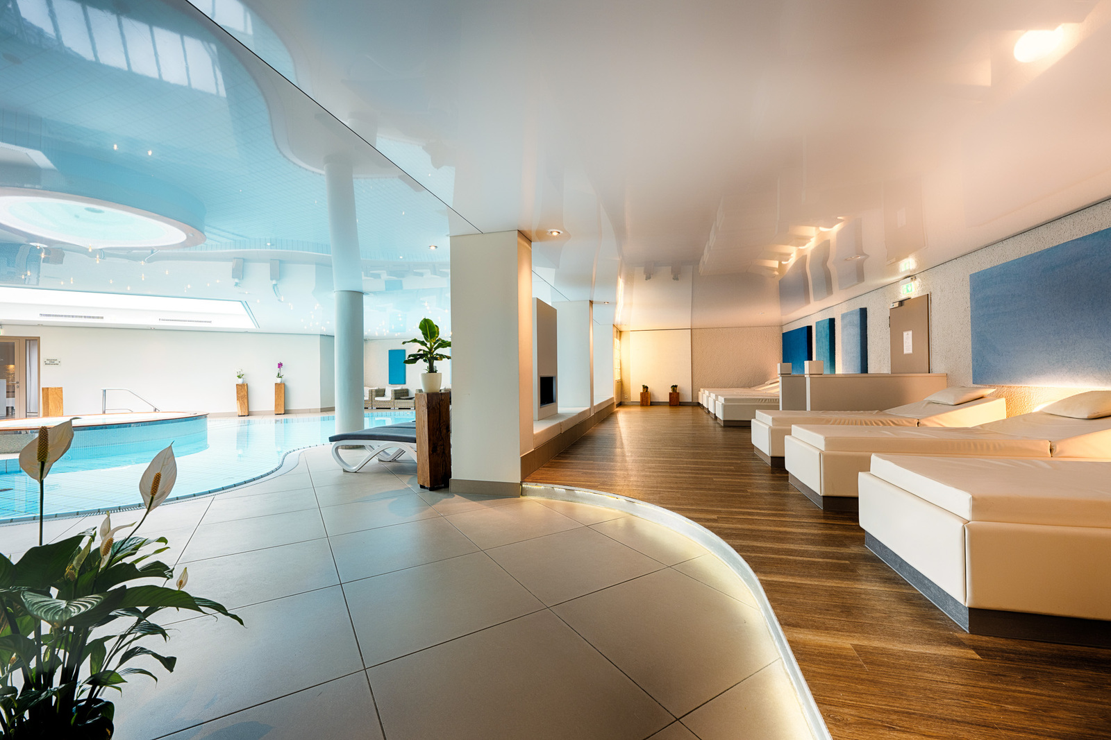 Spa-Bereich innen mit Ruhezonen, Innenpool und Whirlpool