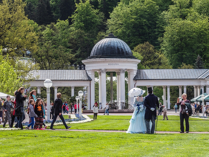 Paar in historischem Gewand an der Karolinenquelle in Marienbad