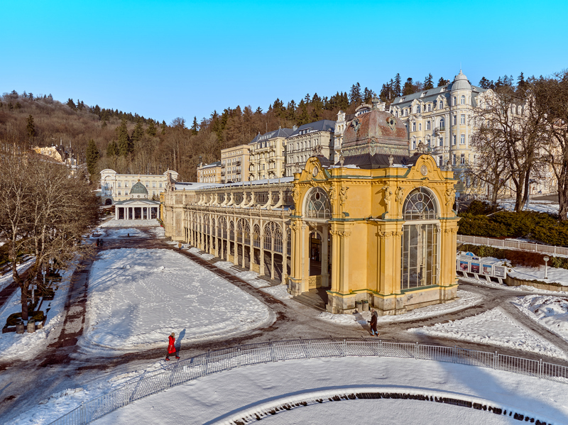Die Marienbader Kolonnaden im Winter mit Schnee