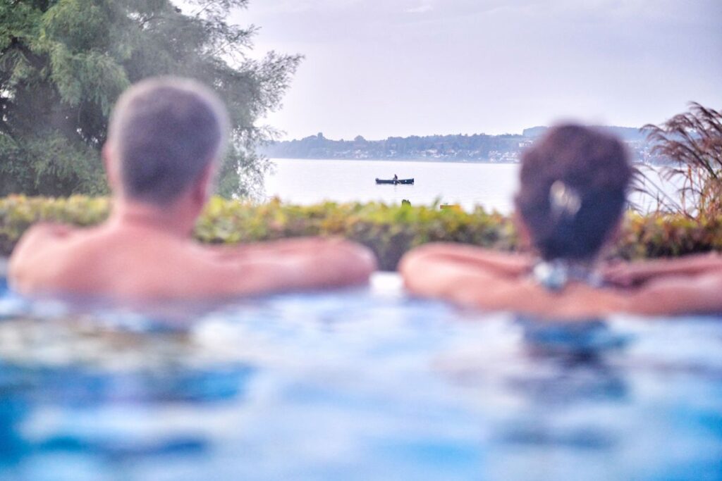 Paar in einer Therme mit Blick auf den Bodensee